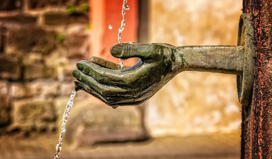 Solar powered water dispensers deliver clean drinking water in India