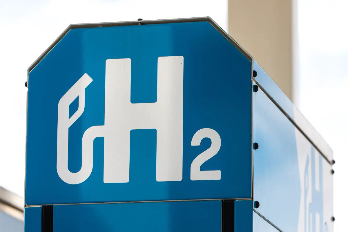 First mobile fueler for hydrogen fuel cell trucks rolled out by Nikola - H2 News