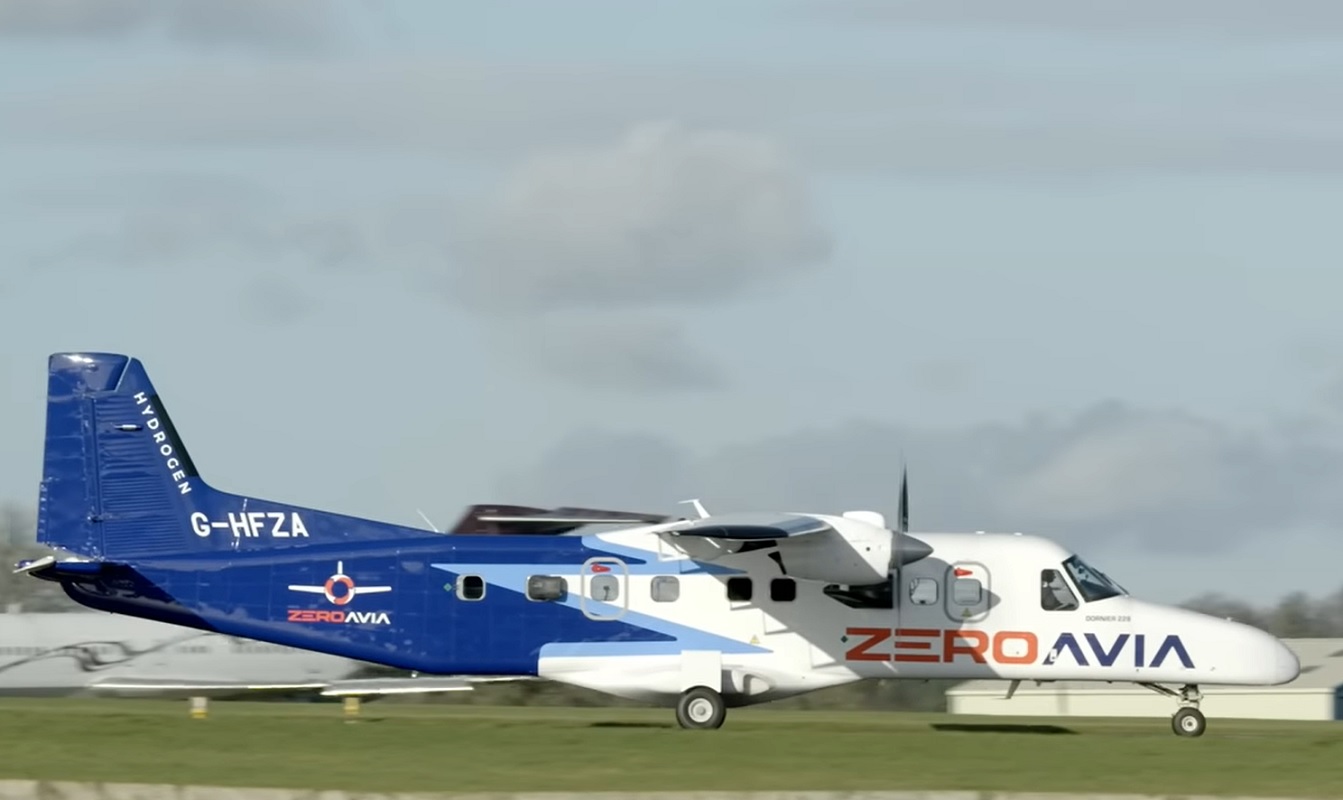 ZeroAvia’s largest hydrogen plane successfully completes test flight - H2 News