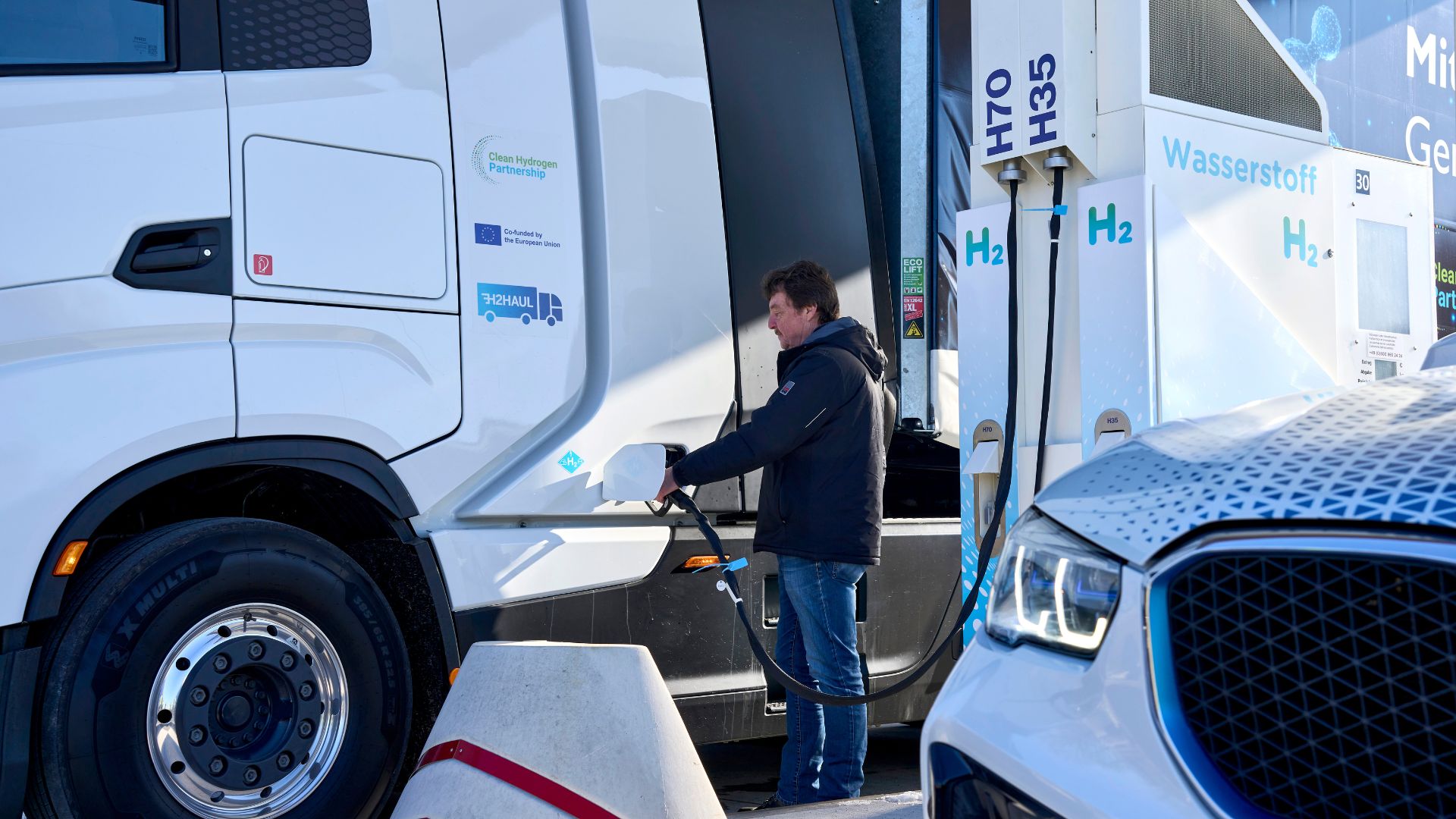 Hydrogen truck refuelling