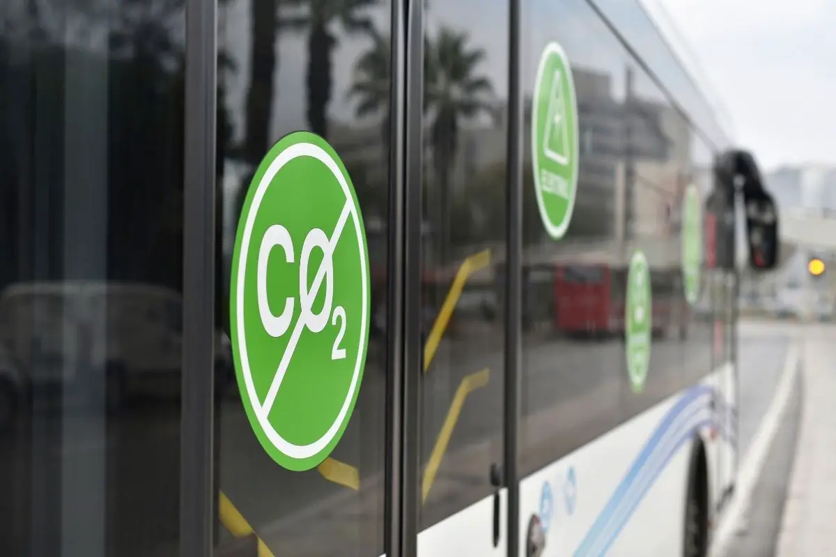Hyzon Motors hydrogen fuel cell electric bus rolls out in Australia