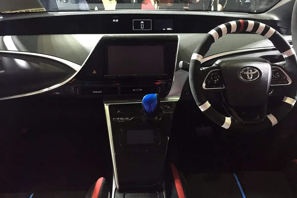 Toyota Mirai fuel cell car sets very slow 845-mile range Guinness World Record