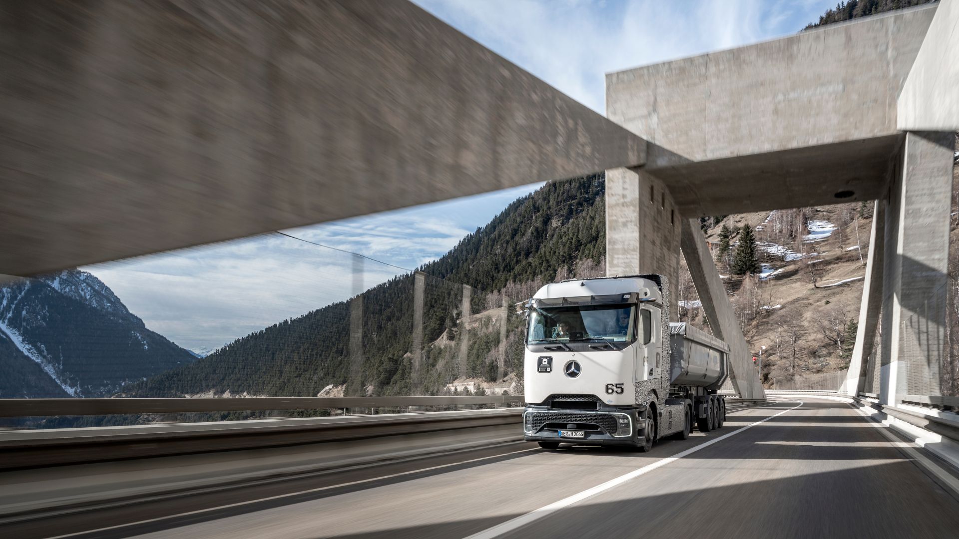 Hydrogen Trucks That Outperform Diesel? Daimler’s Game-Changing GenH2