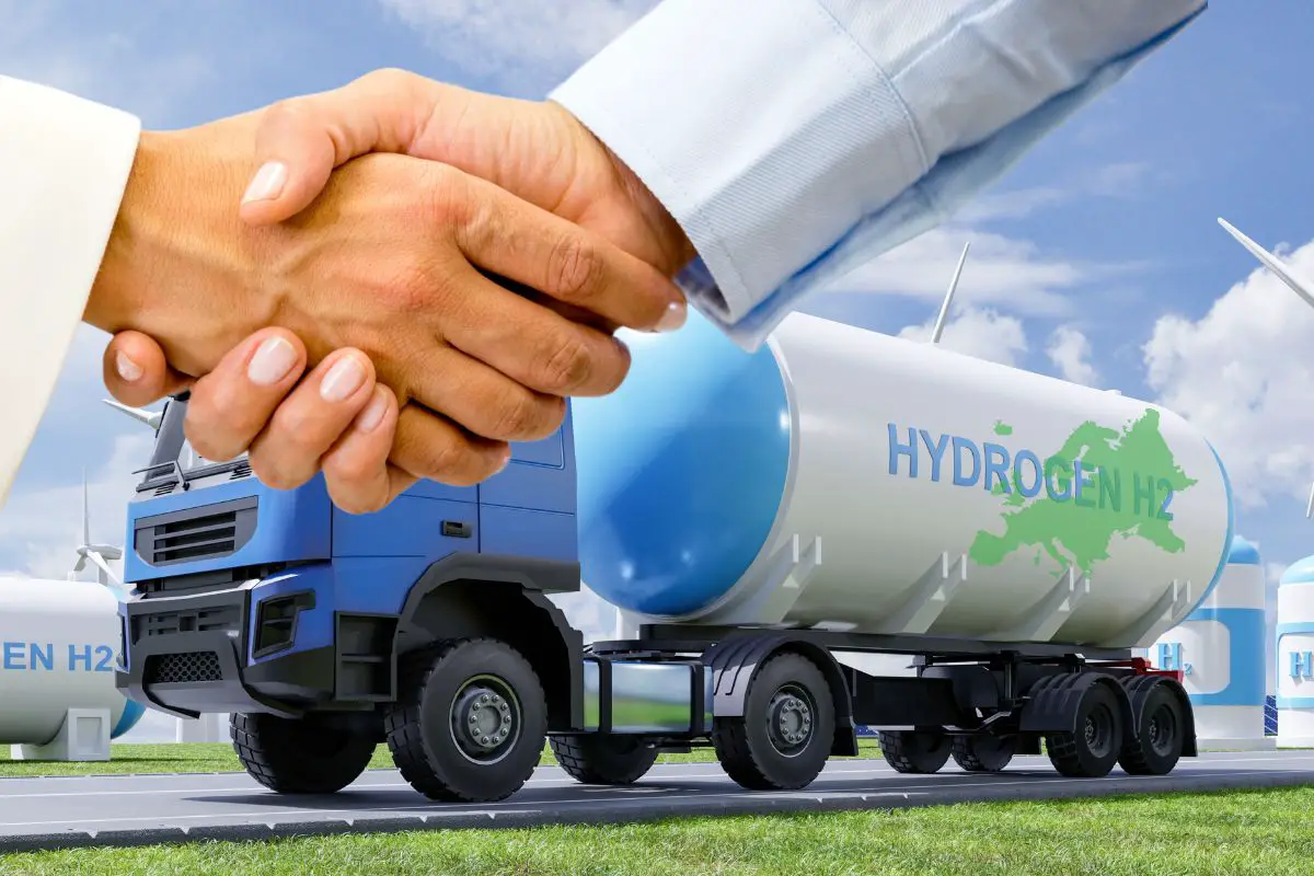Monumental green hydrogen delivery agreement struck between TotalEnergies and Air Products - H2 News