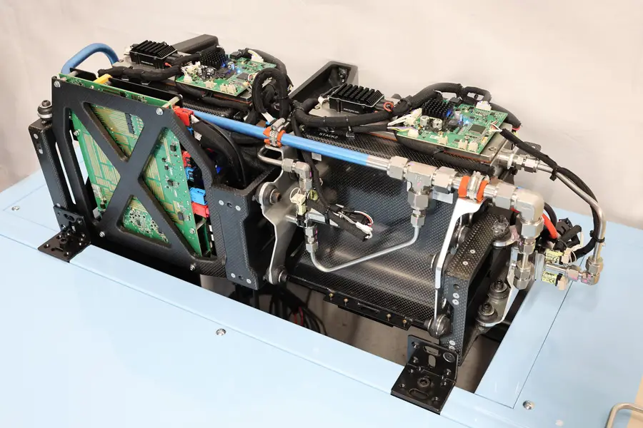 Small FC stack that generates electricity using boil-off gas